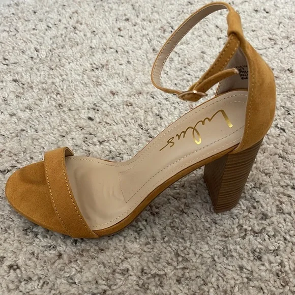 Lulu’s Heels size 7 - Picture 6 of 6